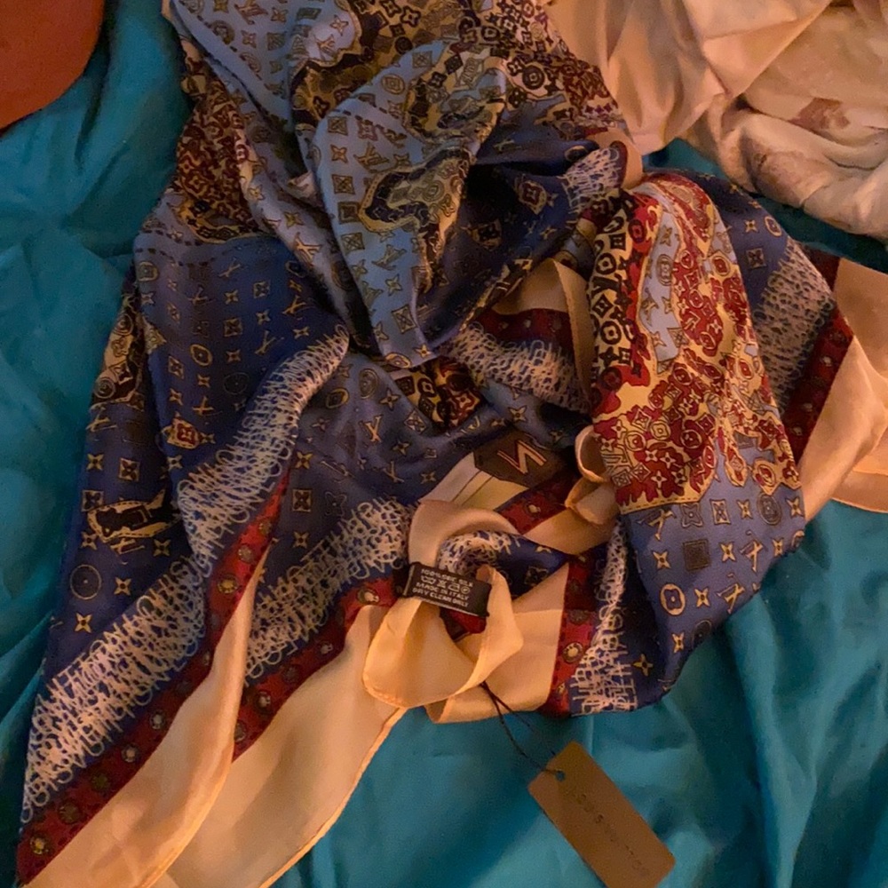 lv scarf 🌸
